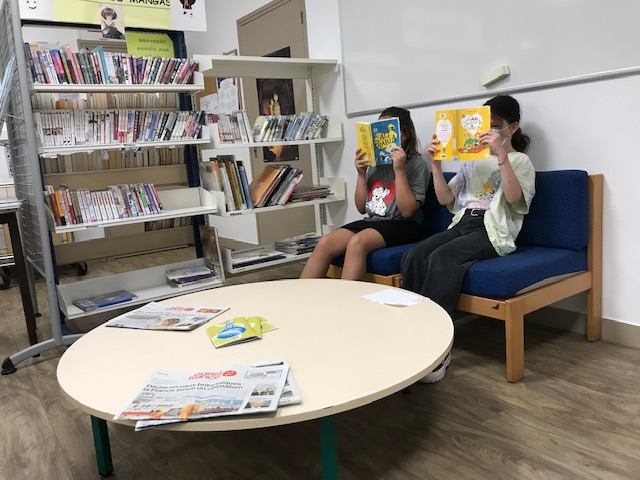 Lectrices dévorant des livres